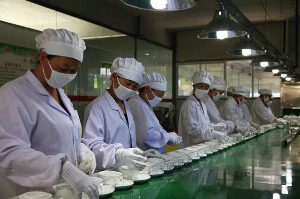 湖州藍(lán)鯨餐飲采購(gòu)風(fēng)淋室保障餐具潔凈衛(wèi)生